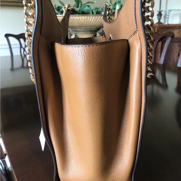 Like new Michael Kors bag with chain strap - Picture 6 of 7